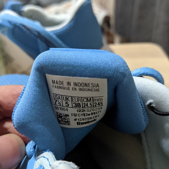 Women rebook running shoes size 7.5 us - Picture 2 of 4